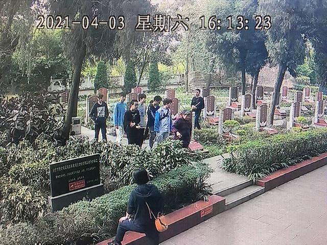 1.3万人前往自贡烈士陵园缅怀朱厚良等烈士 卢德铭侄孙每天为上千人讲解烈士英雄事迹-5.jpg