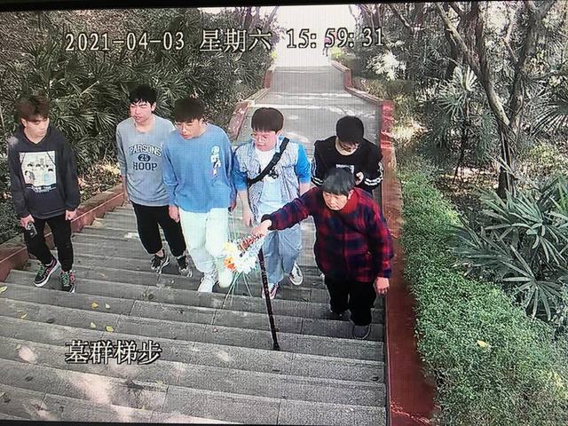 1.3万人前往自贡烈士陵园缅怀朱厚良等烈士 卢德铭侄孙每天为上千人讲解烈士英雄事迹-4.jpg