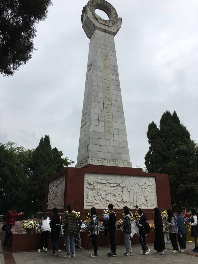 1.3万人前往自贡烈士陵园缅怀朱厚良等烈士 卢德铭侄孙每天为上千人讲解烈士英雄事迹-7.jpg