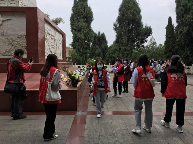 1.3万人前往自贡烈士陵园缅怀朱厚良等烈士 卢德铭侄孙每天为上千人讲解烈士英雄事迹-8.jpg