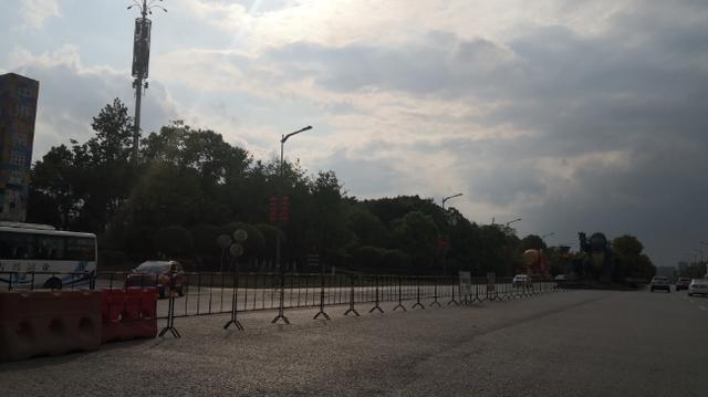 自贡迎宾大道旁多个小区居民出行“栏”？交警回复：临时管制已拆除-1.jpg