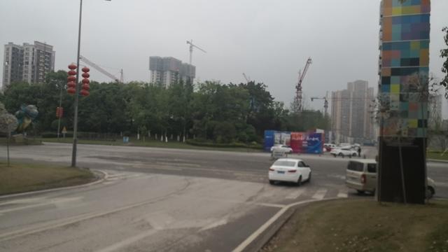 自贡迎宾大道旁多个小区居民出行“栏”？交警回复：临时管制已拆除-3.jpg