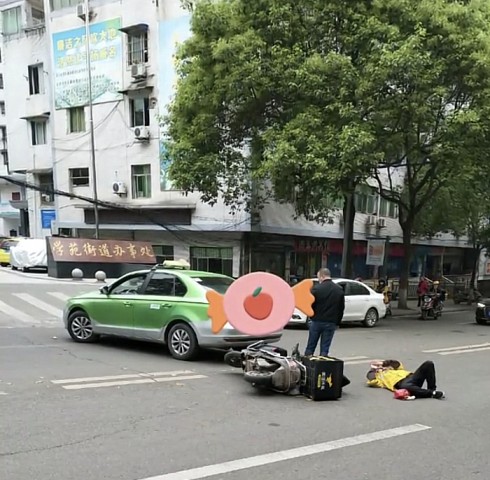 学苑街街道办事处门口一个出租和外卖骑手撞上了-1.jpg