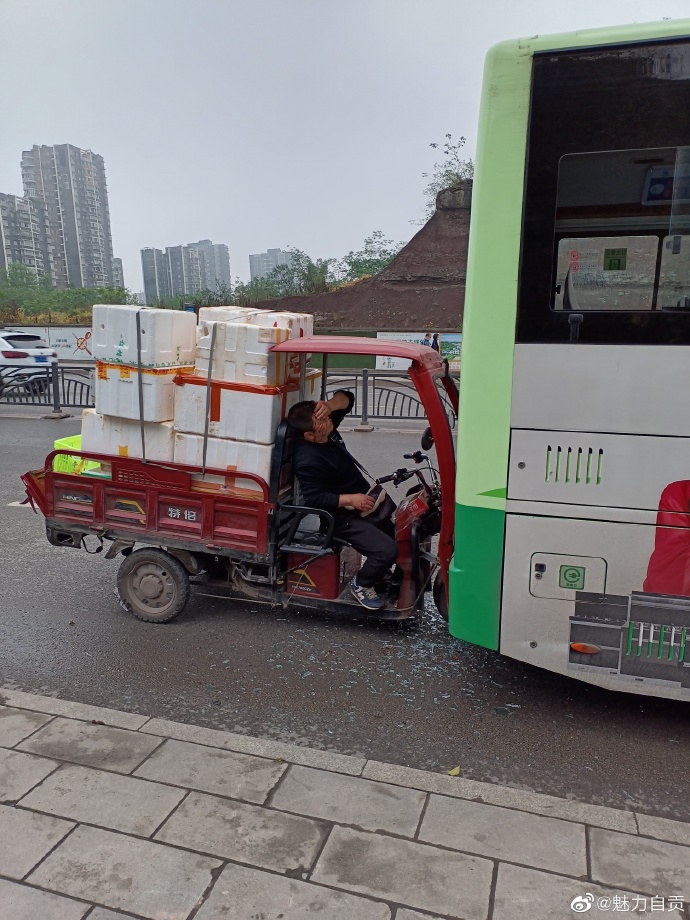 大岩洞又有三轮追尾公交车，司机撞得头脸飙血，看着心疼………-1.jpg