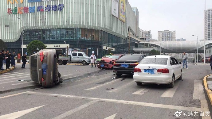 撞好凶！自贡都市风景与华商+路口第10次车祸-1.jpg