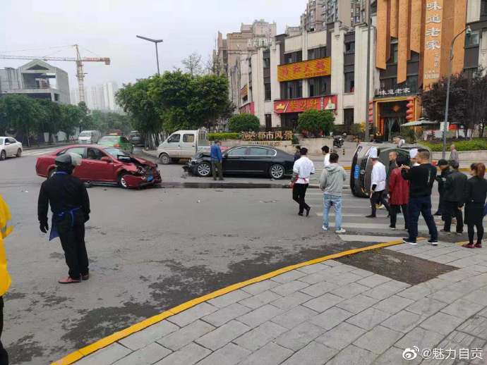 撞好凶！自贡都市风景与华商+路口第10次车祸-3.jpg