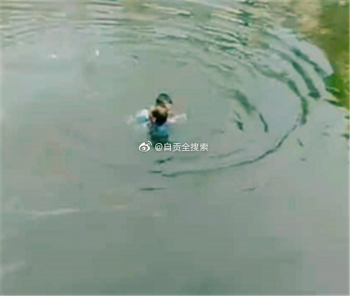 富顺一男童落水58岁男子奋身一跃-2.jpg