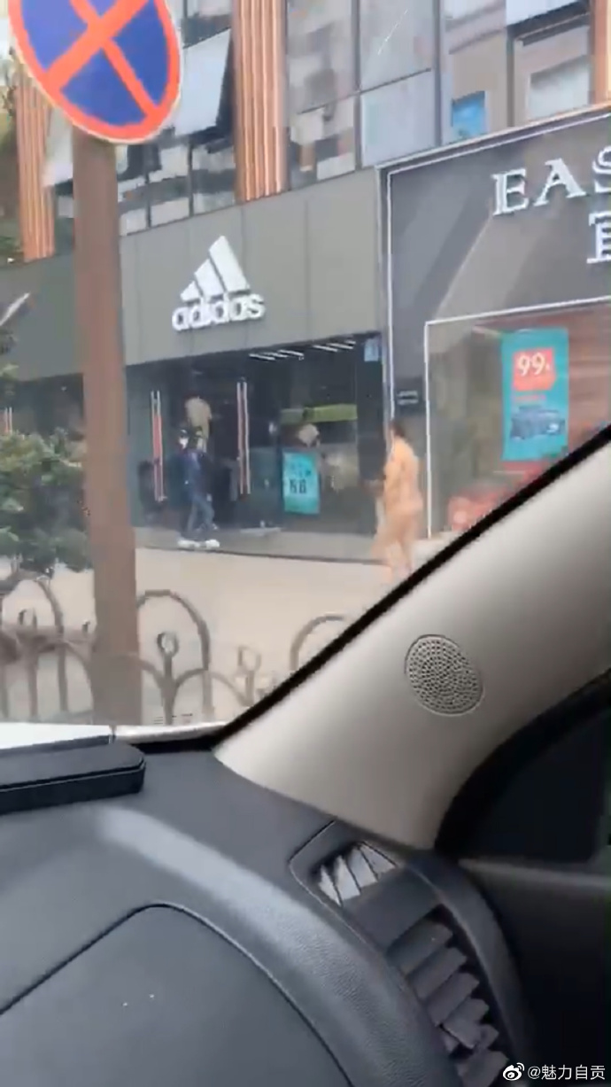 自贡一女子当街裸行，这是受了什么刺激？唉！-2.jpg