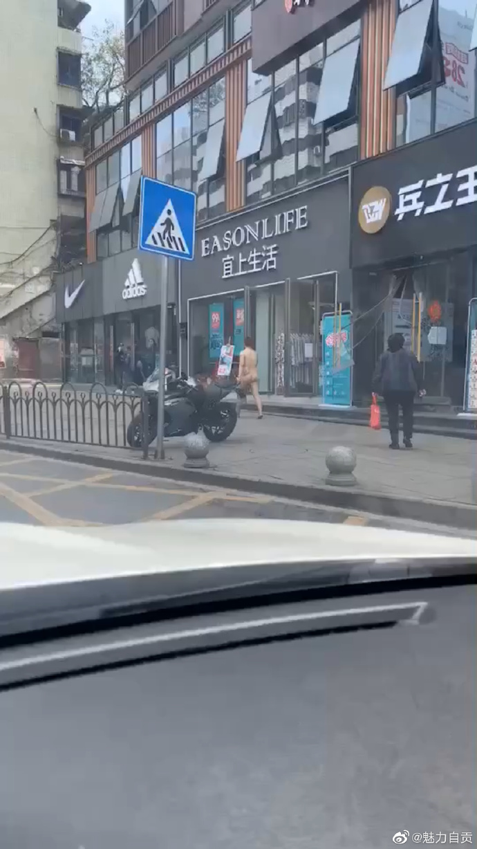 自贡一女子当街裸行，这是受了什么刺激？唉！-1.jpg