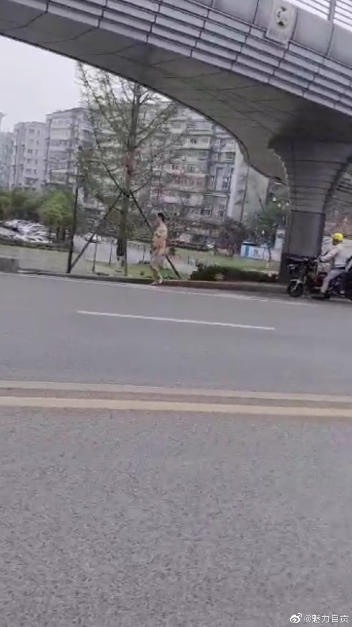 自贡一女子当街裸行，这是受了什么刺激？唉！-4.jpg