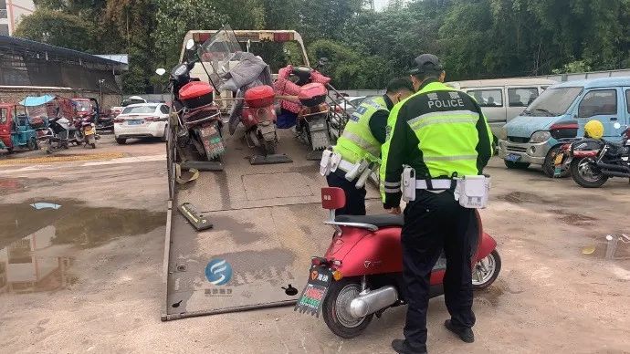 电瓶车在富顺街头“不翼而飞”！原来是……-2.jpg