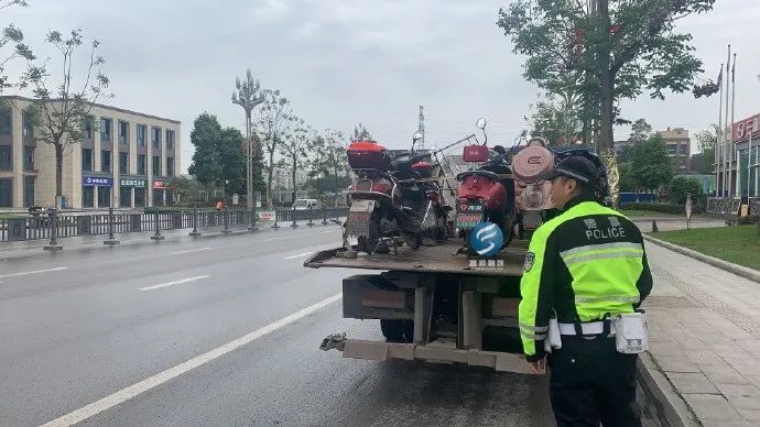 电瓶车在富顺街头“不翼而飞”！原来是……-4.jpg