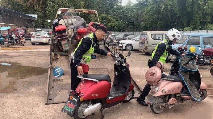 电瓶车在富顺街头“不翼而飞”！原来是……-3.jpg