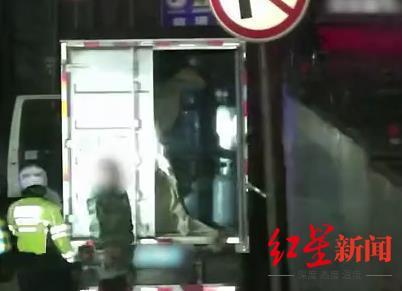 非法运输液化气罐 四川自贡交警拦下“流动炸弹”-1.jpg