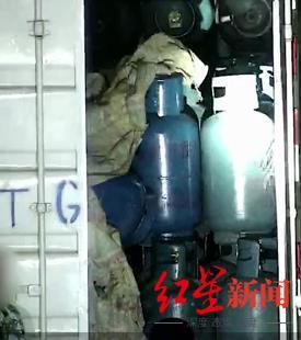 非法运输液化气罐 四川自贡交警拦下“流动炸弹”-2.jpg