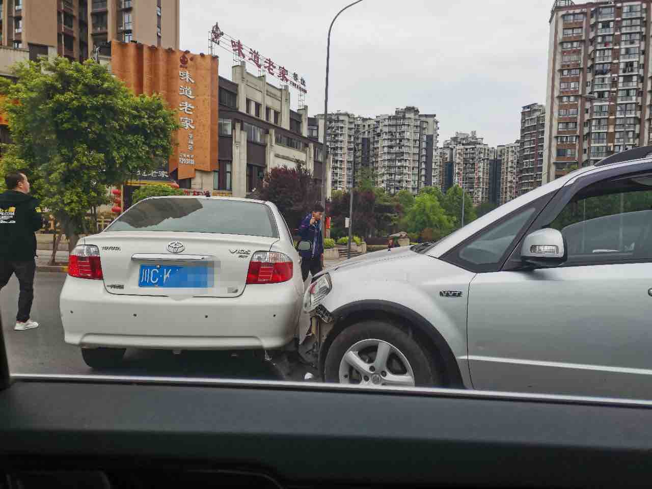 这是要咋子？！华商又出车祸了！两车相撞......-1.jpg