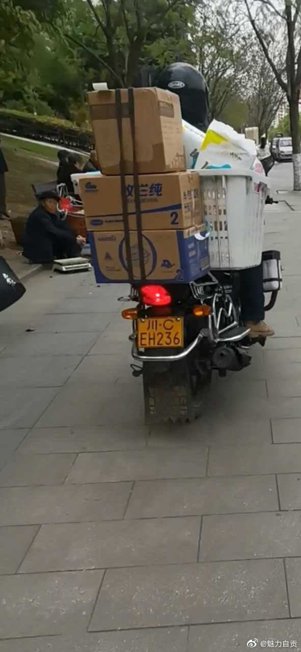东盐都大道辅道人行道上，一个摩托车开上人行道一路逆行，-2.jpg
