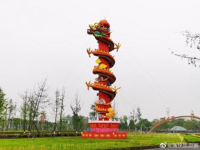 自贡东北部新城的“龙抱柱”彩灯-1.jpg
