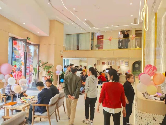 祝贺！梵希照相馆新店——在华商爱琴海蓝岸天街如约而至隆重开业-15.jpg