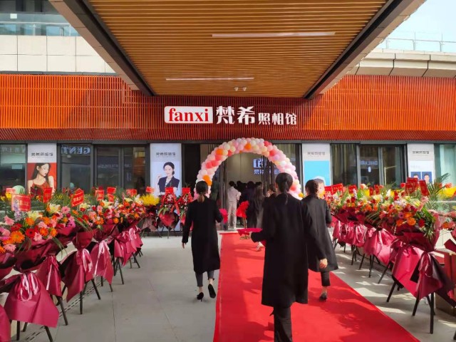 祝贺！梵希照相馆新店——在华商爱琴海蓝岸天街如约而至隆重开业-26.jpg