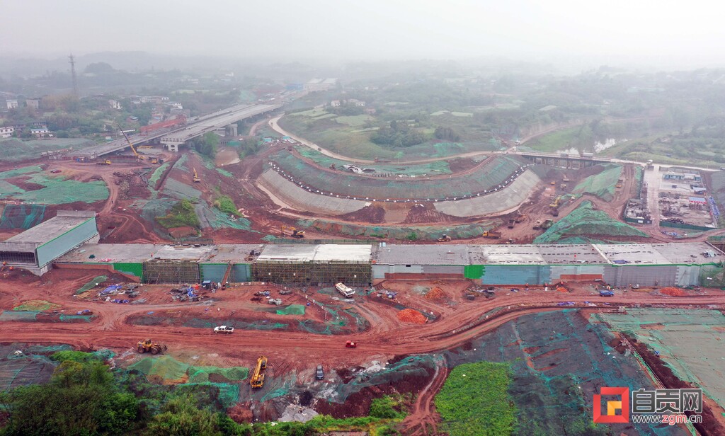单向6车道 自贡站配套2号路下穿隧道框架段顺利封顶-2.jpg