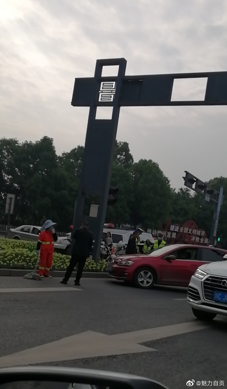 东环路大山铺口子，撞到栽花工人了……-1.jpg
