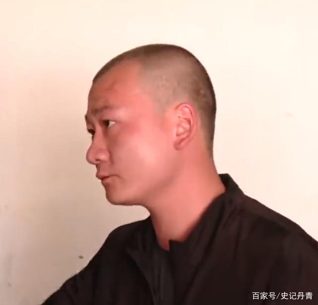 自贡男子下班路遇妻子出轨：报警有人卖淫，砸门进去看到荒唐一幕-3.jpg
