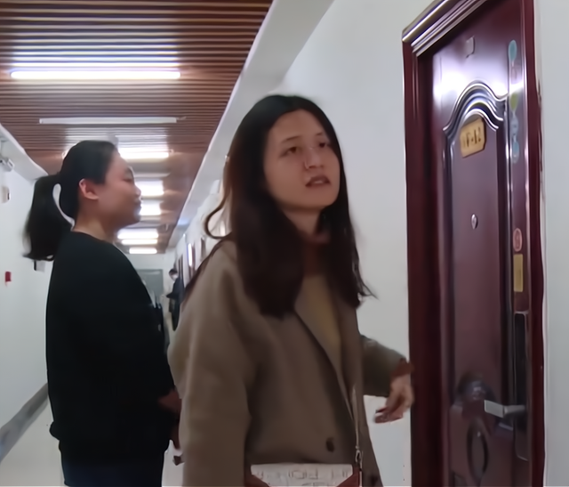 自贡男子下班路遇妻子出轨：报警有人卖淫，砸门进去看到荒唐一幕-1.jpg