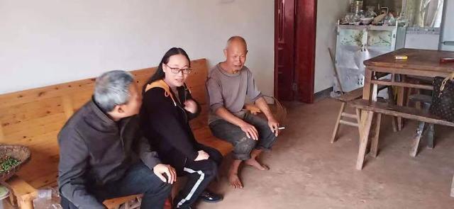 奔走在自贡乡村的80后扶贫干部易佳：扶贫工作创新被全省推广-3.jpg