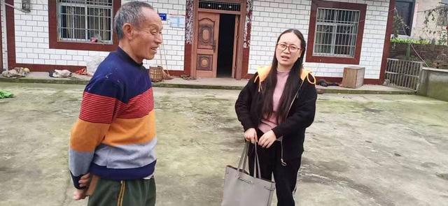 奔走在自贡乡村的80后扶贫干部易佳：扶贫工作创新被全省推广-2.jpg
