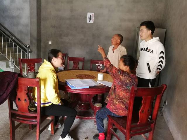 奔走在自贡乡村的80后扶贫干部易佳：扶贫工作创新被全省推广-5.jpg