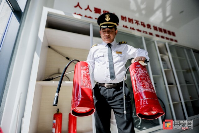 突发！自贡一超市凌晨突然起火，小区保安砸窗灭火-1.jpg
