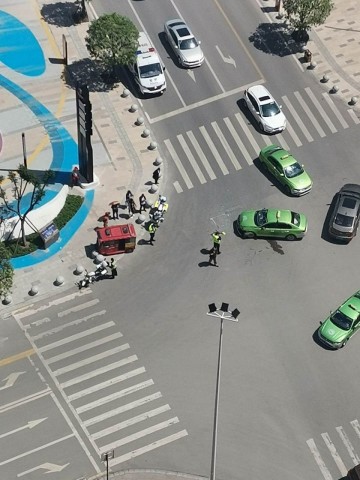华商西一路再次发生车祸，出租车与三轮相撞。-1.jpg