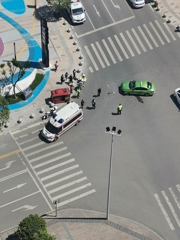 华商西一路再次发生车祸，出租车与三轮相撞。-2.jpg