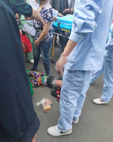 注意行车安全！五星街黄角坪一个小孩被出租车撞倒-1.jpg