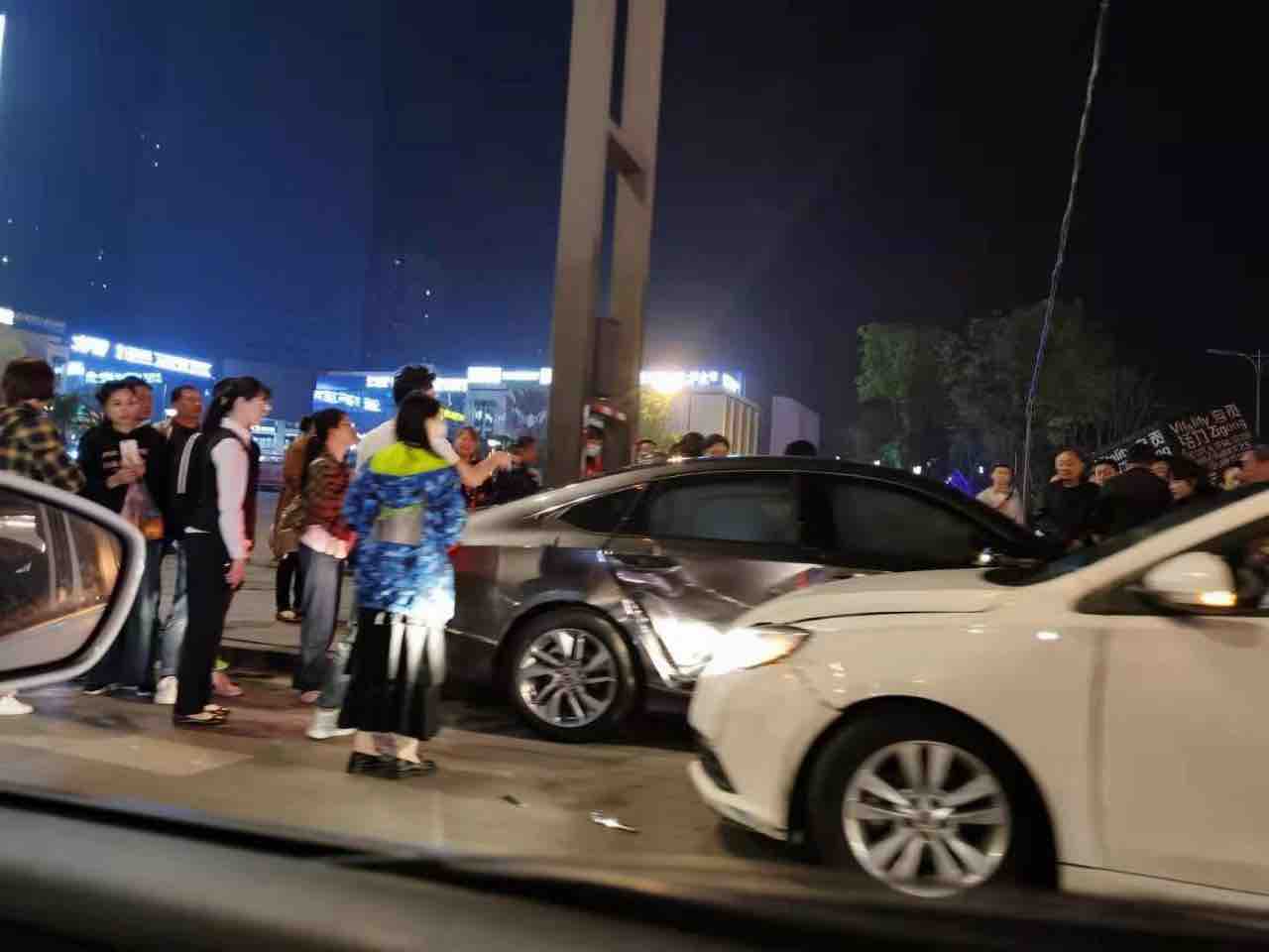 昨晚泰丰国贸楼下发生了车祸，安全气囊都遭撞出来啊……-1.jpg