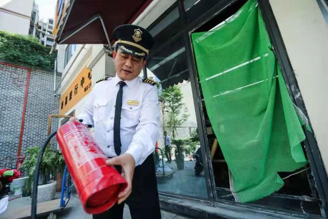 四川自贡：砸窗？救火！这位保安大叔真赞-2.jpg