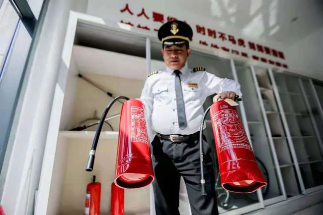 四川自贡：砸窗？救火！这位保安大叔真赞-1.jpg