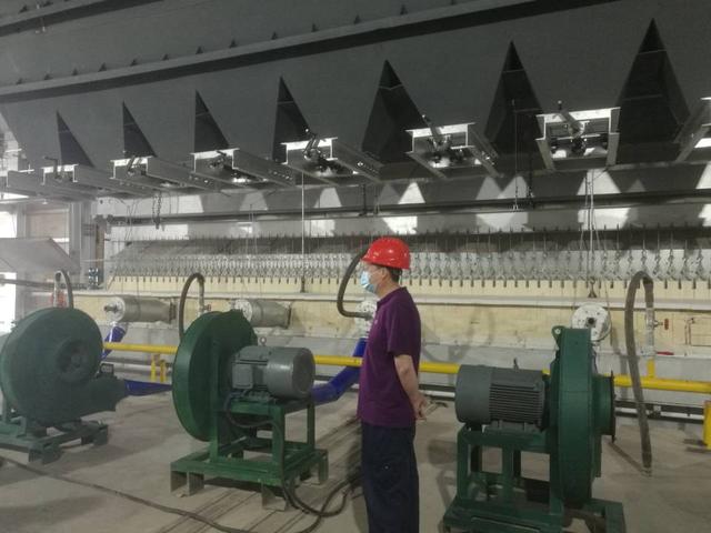 西部地区首条光伏玻璃生产线在自贡点火投产-4.jpg