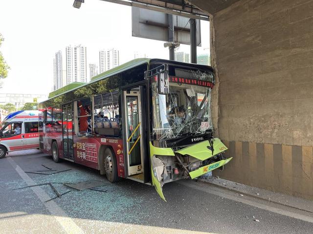 公交车撞到立交桥墩驾驶员腿部被卡，自贡消防紧急救援-1.jpg