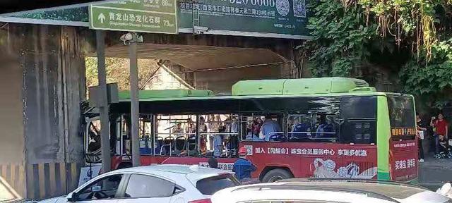 公交车撞到立交桥墩驾驶员腿部被卡，自贡消防紧急救援-3.jpg