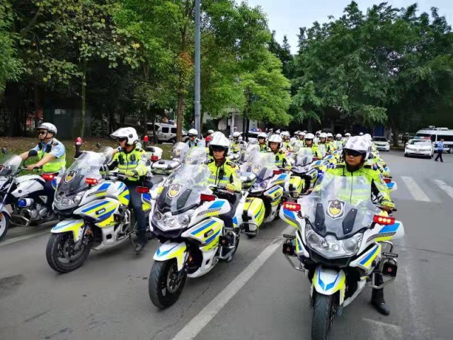 自贡公安交警加快“铁骑”机动勤务建设增强城市交通管控-1.jpg