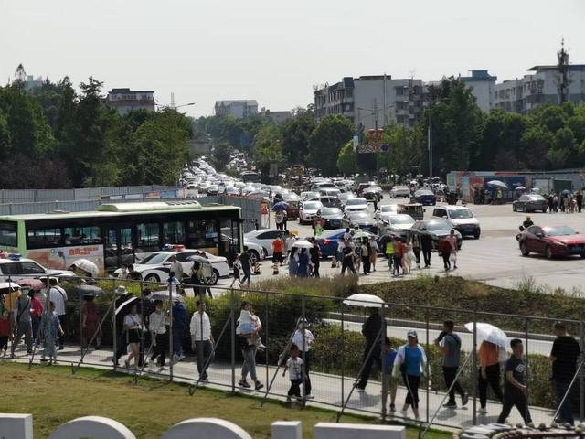 五一长假第一天 四川自贡盐龙灯和红色旅游倍受青睐-2.jpg