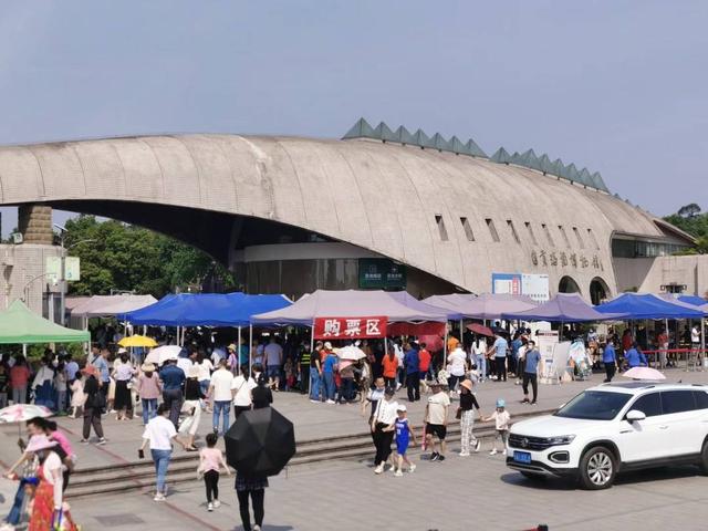 五一长假第一天 四川自贡盐龙灯和红色旅游倍受青睐-1.jpg