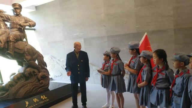 五一长假第一天 四川自贡盐龙灯和红色旅游倍受青睐-3.jpg