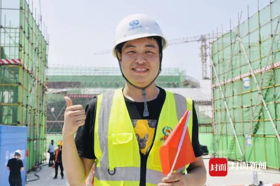 自贡：“致敬劳动者·奋进新征程”文艺演出走进高铁站建设现场-3.jpg