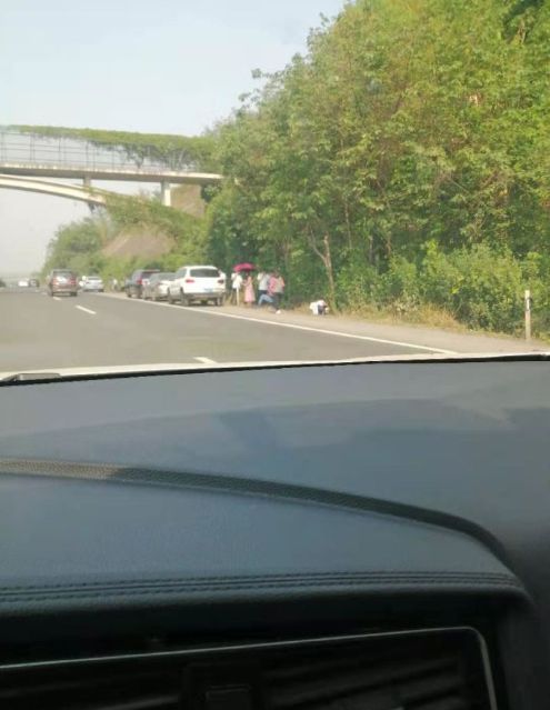 突发！隆汉高速自贡段发生多车追尾，现场一片狼藉！-2.jpg