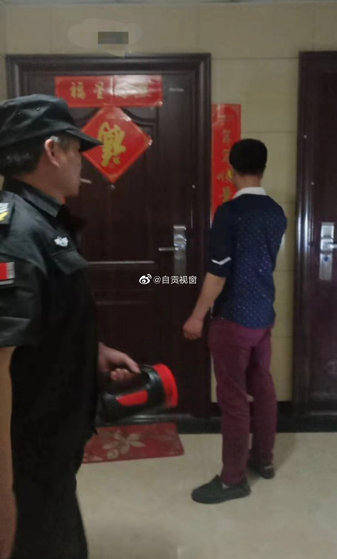 自贡一男子贴小广告被抓,物业责令其全部清除-2.jpg