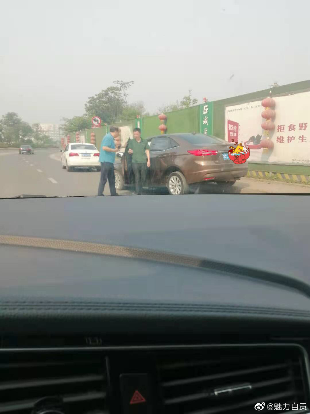 咋回事？东环路立交一起单车事故，自己把车开到坎上去了-1.jpg