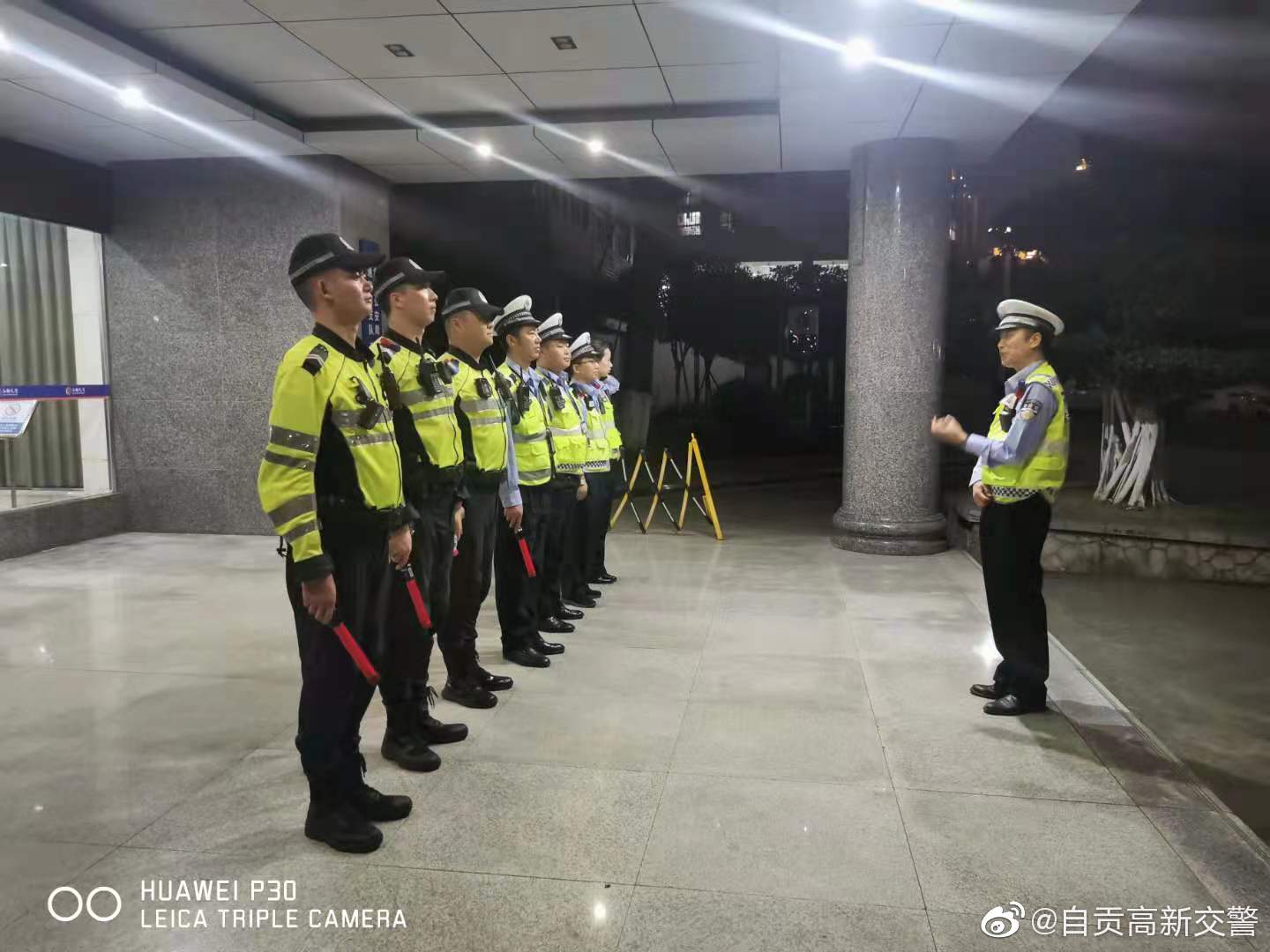 自贡交警：夜以继日 守护平安-1.jpg